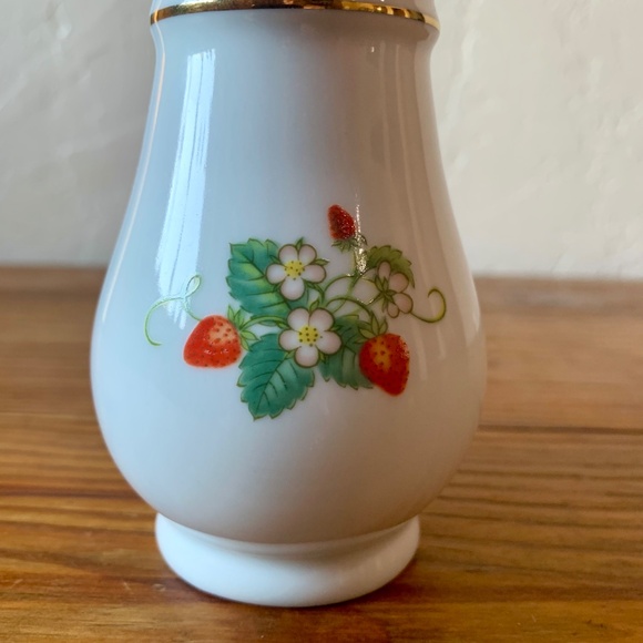 Vintage Avon Strawberry Porcelain Shaker with 22K Gold Trim – Set of 2 - Picture 8 of 15